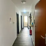 לינה וארוחת בוקר Zenger Homesharing